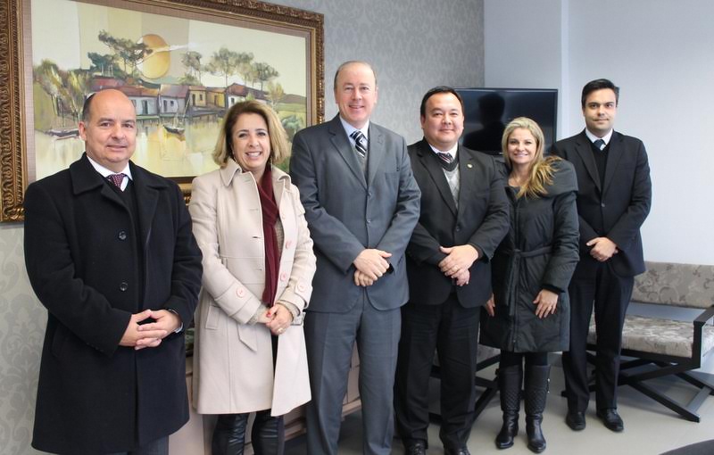 2º Vice-Presidente do TJPR, Desembargador Fernando Wolff Bodziak, faz reunião com a Diretoria e concede entrevista à AMAPAR